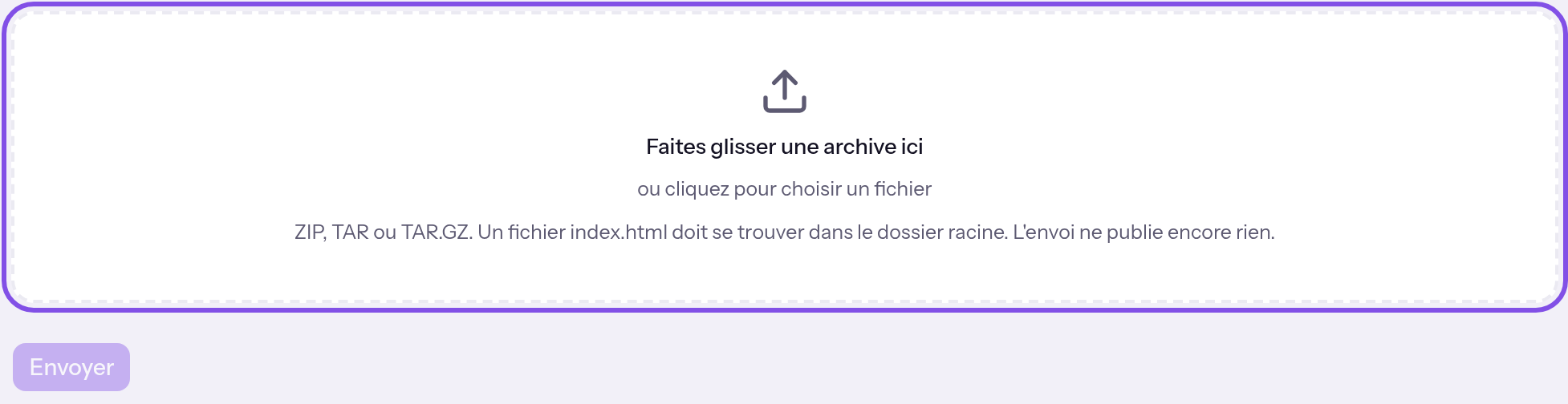 Zone de téléversement d’une archive dans la section des versions. La zone vide est encadrée ; le bouton de téléversement en dessous est encore estompé.